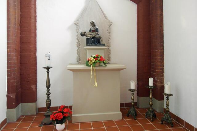 Pietá, "die Darstellung der schmerzhaften Gottesmutter mit dem Leichnam Jesu auf dem Schoß". 1788 soll diese Pietá von dem Prediger Folger in Eddesse den Kapuzinern in Peine übergeben worden sein. Nach einer Notiz in einem alten Messbuch soll die Pietá sogar aus dem Jahr 1208 stammen.