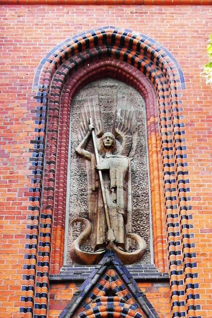 An der Turmfassade befindet sich ein Relief des Erzengels Michael (nach dem Krieg im Stil der 1950er Jahre erneuert).