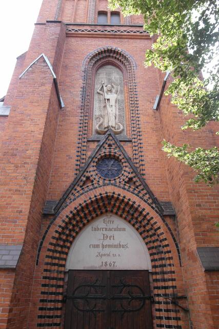 Das reichgeschmückte Eingangsportal der Kirche "Zu den Heiligen Engeln"