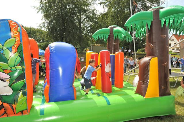 Hüpfburgen waren immer voller Kinder.