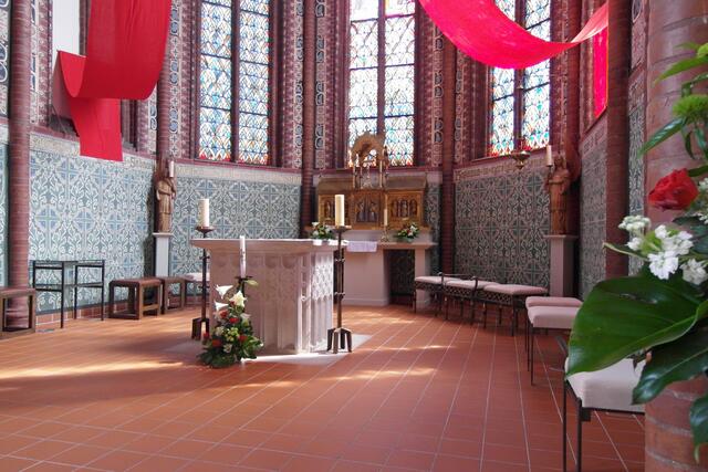 Der gesamte Altarbereich wurde 2010 neu gestaltet. Den neuen Zelebrationsaltar (Bildmitte) weihte der Hildesheimer Bischof Norbert Trelle am 25. September 2010.