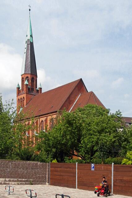 Die Sicht von der Schlossstraße auf die Pfarrkirche "Zu den Heiligen Engeln".