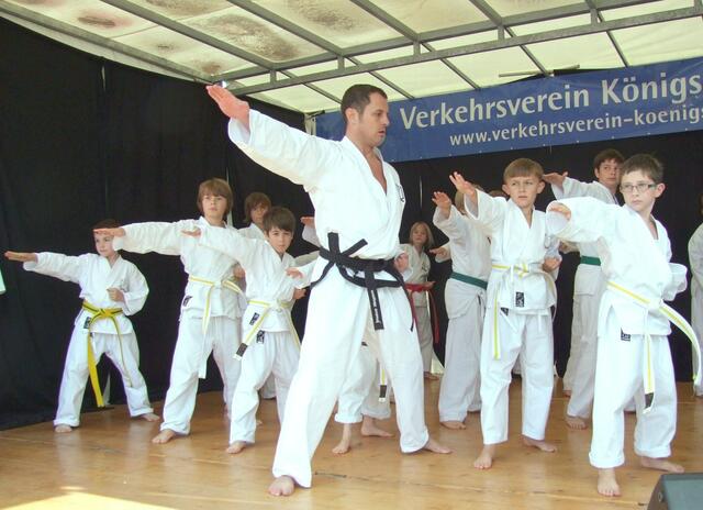 Lukas Bauer (r), ganz wie sein Meister ...