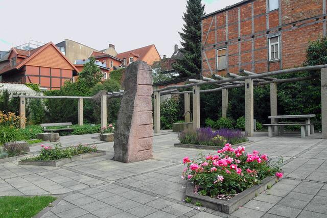 Vom pergolenumsäumten Sitzplatz gibt es einen malerischen Blick auf den Burgpark.