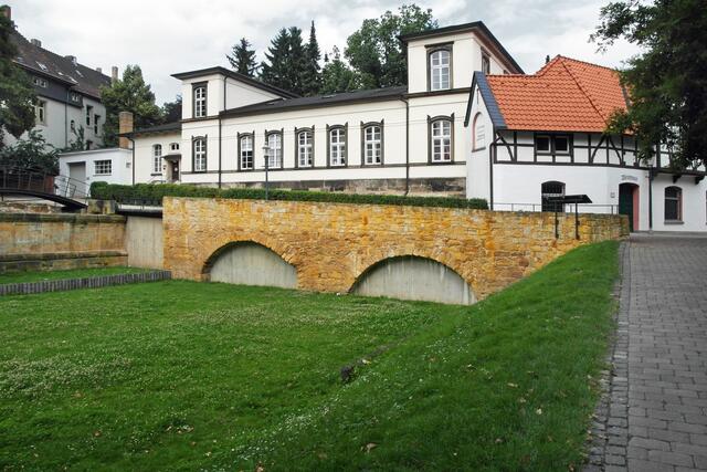 Die Schlossbrücke wurde vermutlich in der zweiten Hälfte des 17. Jahrhunderts anstelle einer älteren Holzbrücke erbaut. Die Brücke überspannte ehemals einen an dieser Stelle mehr als 10 m breiten Wassergraben.