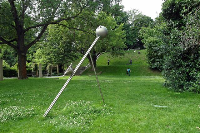 Einen besonderen Akzent setzt die moderne Sonnenuhr als Kontrast zu der Historie des weitläufigen Burgparks.