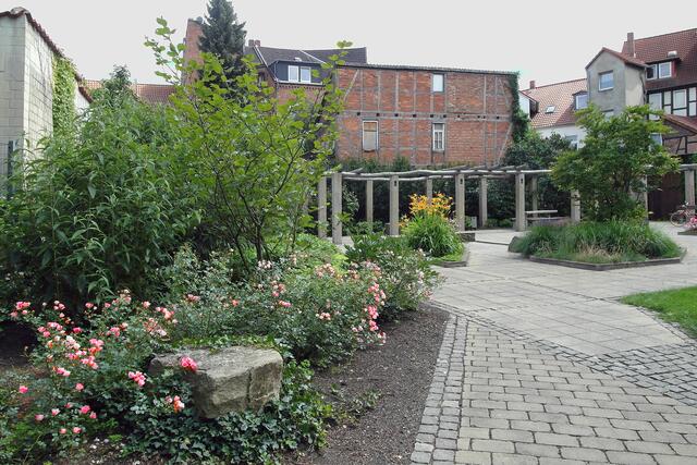 Der Sitzplatz mit dem alten Brunnen aus dem Amtmann-Ziegler-Garten, mit Sandsteinstelen und Skulpturen lädt den Parkbesucher zum Pausieren ein.