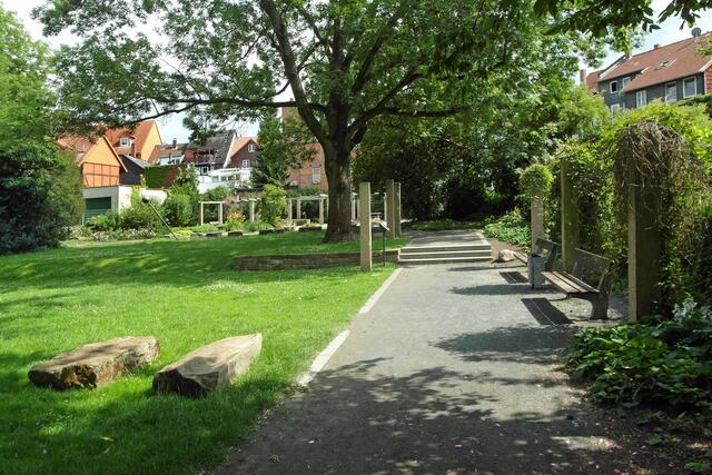 Der Burgpark bietet als grüne Stadt-Oase Erholung, macht Geschichte nachvollziehbar und dient als beliebter Veranstaltungsbereich.