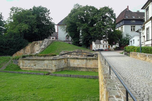 Von der Straße „Am Amthof“ (rechts) ist der Burggraben deutlich erkennbar, der an dieser Stelle eine Breite von mehr als 10 m hatte.