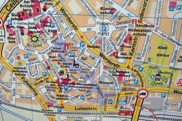 Der riesige Stadtplan vor dem Rathaus bietet Touristen eine wichtige Orientierungshilfe.