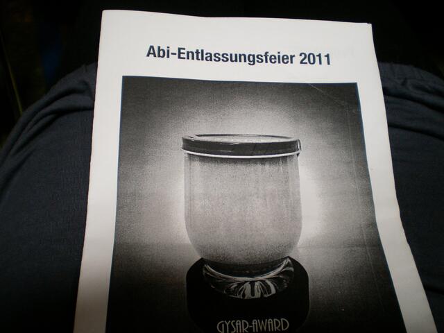 die Schule ist in einem schönen Senfgrün gehalten (70 -iger Jahre), deshalb wird sie "liebevoll" der Senftopf genannt
