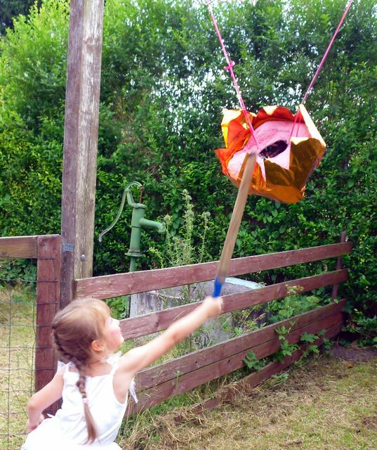 Prinzessin Alena darf den ersten Schwertschlag vornehmen