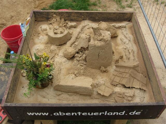Reste von nach Beschädigungen ausgetauschten Teilen der Burg (29.06.2011)