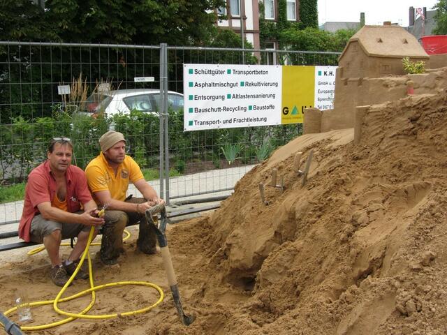 Arbeitspause: Organisator Jörg Steimer und Sandbaumeister Martijn Smits bei der Eppsteiner Sandburg (29.06.2011)