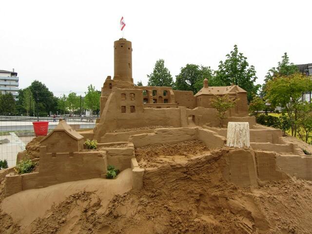 Blick auf die Eppsteiner Sandburg in Oberursel (29.06.2011)