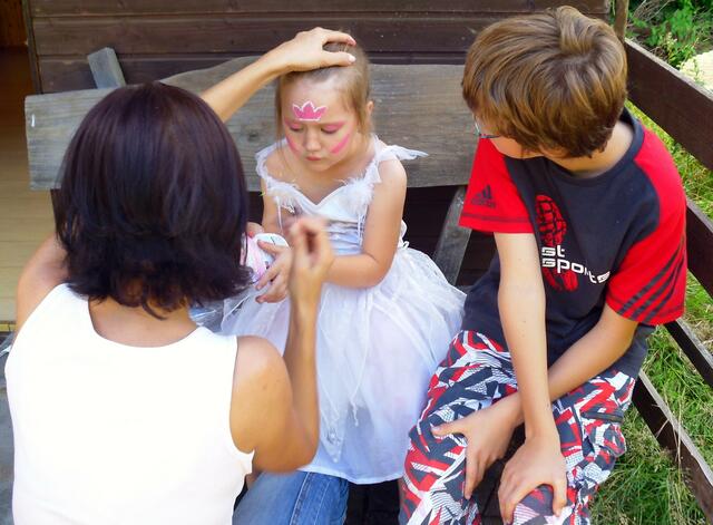 Die Prinzessin wird von der Zofe noch für das Fest vorbereitet. Ein gedienter Ritter begutachtet alles