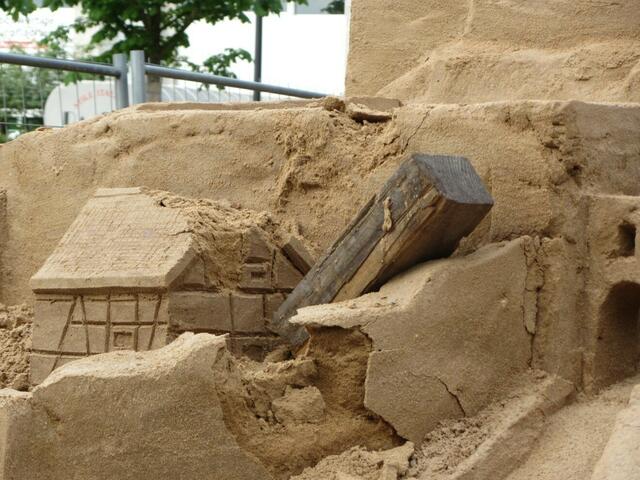 Ein Haus der Eppsteiner Sandburg wurde durch ein Wurfgeschoss beschädigt. (25.06.2011)