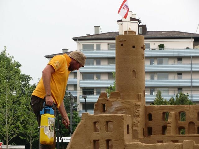 Die neu erstellten Bauten der Eppsteiner Sandburg müssen auch wieder imprägniert werden. (29.06.2011)
