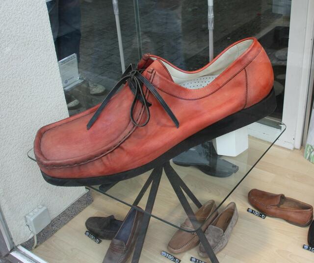 "Schuh sucht Fuß" - gesehen in Oberursel Juni 2011