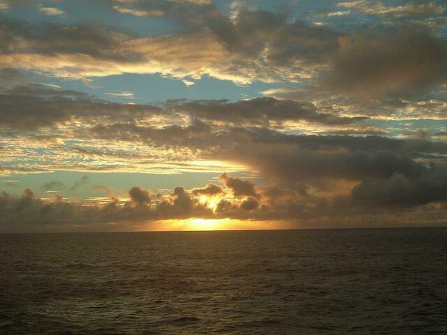 SONNENUNTERGANG BEI BORA BORA
