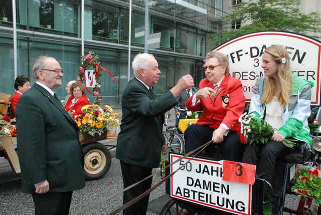 Fröhliche Begrüßung durch die Schützenbrüder.