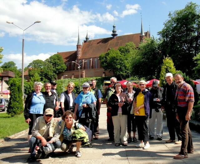 Die Aue-Radler mit ihren Gästen aus Burgdorf und Umgebung vor dem Dom in Frauenburg.