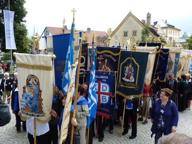 Fanhen in den Farben des Frauenbundes
