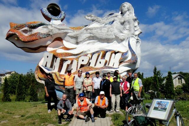 Kolossale Skulptur an der Einfahrt zur Bernsteinmine in Jantarnyj.