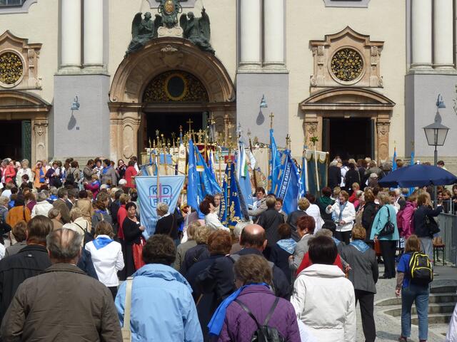 Der Einzug in die Basilika