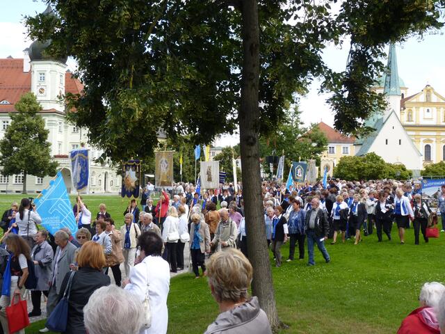 Aufstellung zum Zug der Pilgerinnen, natürlich waren auch PilGER dabei! zur Agape-Feier
