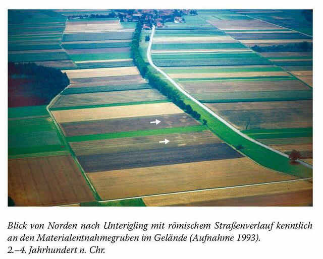 Blick vom Norden nach Unterigling mit römischen Strassenverlauf der Via Claudia, erkenntlich an den Materialentnahmegruben im Gelände. | Foto: Bayerisches landesamt für Denkmalpflege/Luftbildarchäologie Aufnahme (1993) Foto K. Leidorf, Archivnr.: 7930/127-1; Dia 6736-10