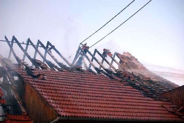 Die Dachplatten zerbrachen in der Hitze