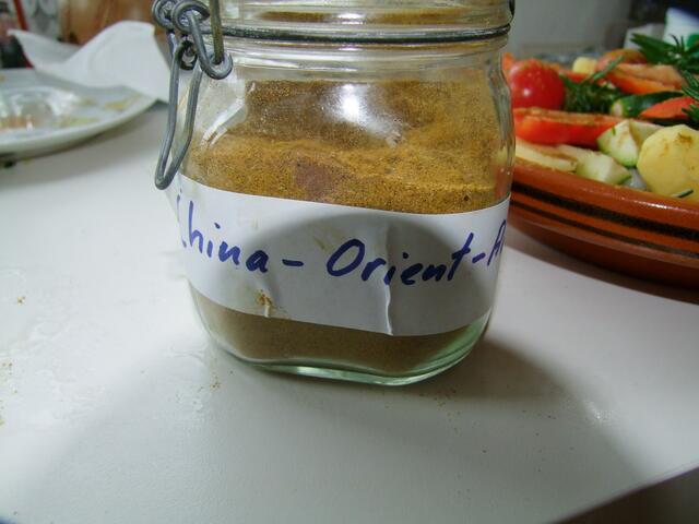 Abwürzen mit etwas Brühe, mäßig Pfeffer/Salz und Asia/Orientgewürze - hier eine Eigenmischung ...