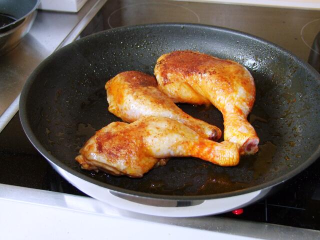 Hähnchenteile vor her leicht würzen und leicht anbraten ...