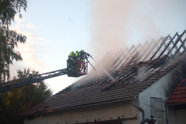 Mit der Wertinger Drehleiter wurd der Brandherd ebenfalls bekämpft