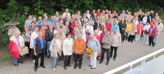Gruppenfoto der Gesundheitssparte vor dem Schiff " Leineschloß "