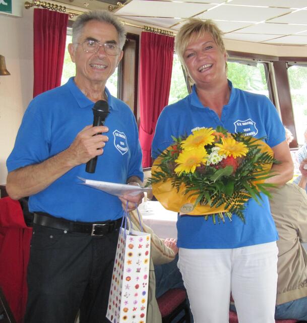 Gerd Seifried bedankt sich mit Blumen bei Petra Trautmann