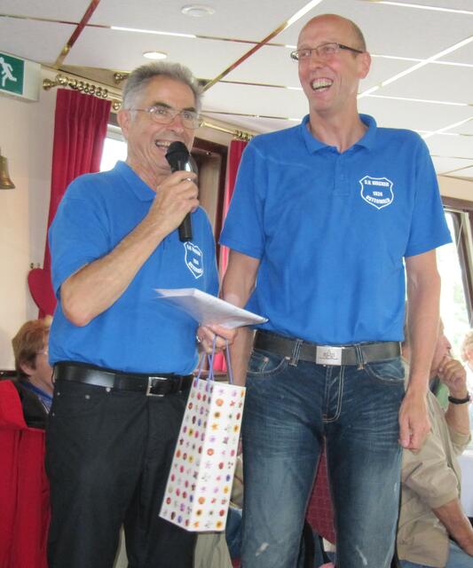 Gerd Seifried bedankt sich mit einer Flasche Sekt bei seinem Vertreter Thorsten Lange