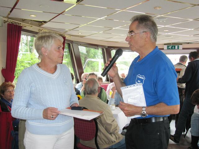 Gerd Seifried bedankt sich bei Heidi Schlüter mit einem Blumenstrauß