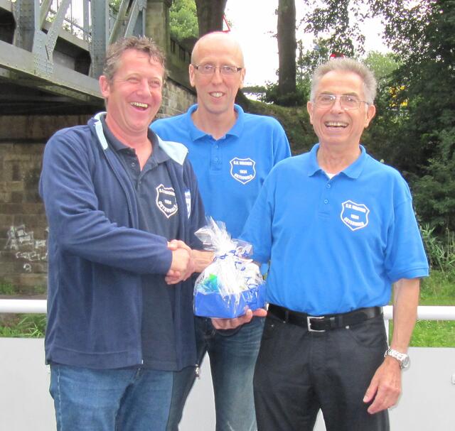 Carsten Eisold ( links) war vom Wacker Vorstand dabei und überreichte ein Präsent an die Gesundheitssparte