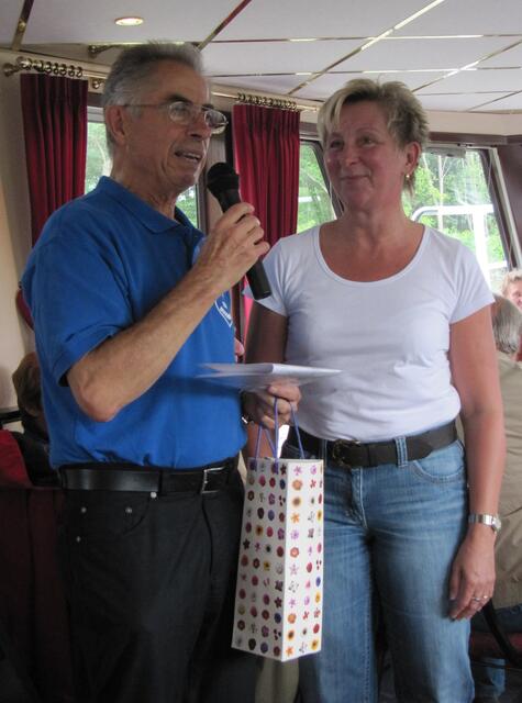 Gerd Seifried bedankt sich bei ÜL Beate Selensky mit einem Blumenstrauß