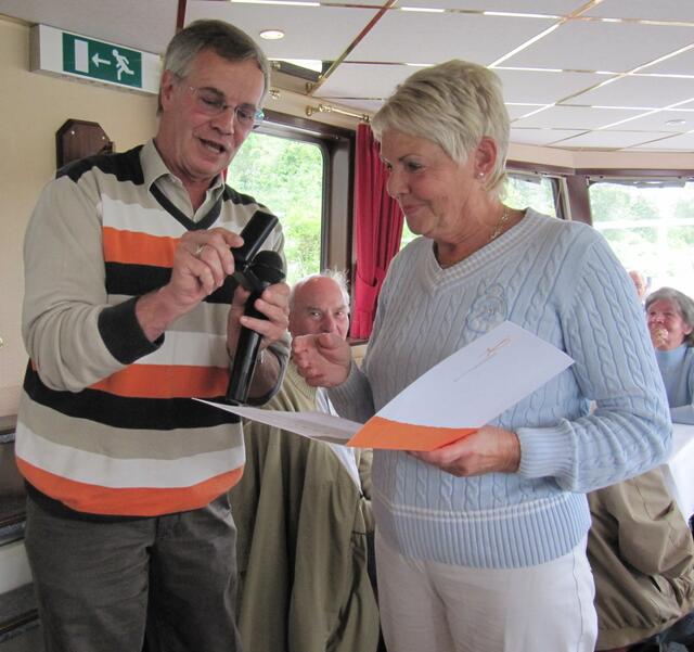 Herr Podella vom Behindertensportverband Nds. ehrt Heidi Schlüter für 25 Jahre ÜL mit der goldenen Ehrennadel des BSN