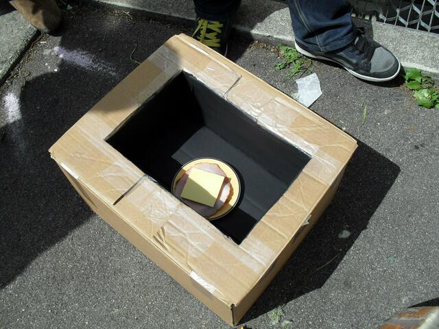 Erster Testlauf des Solarofens mithilfe eines Hawaitoasts