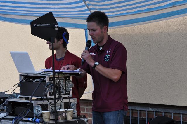 Moderator von Radio 21 führt gekonnt durch das Fußball-Event derRegion Hannover