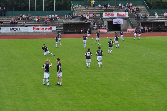 Team Tafelmann wärmt sich auf - Einlage-Spiel 2 x 25 Minuten. Um 16 Uhr trat Radio 21 Allstars gegen Team Tafelmann an und gewann 2:1
