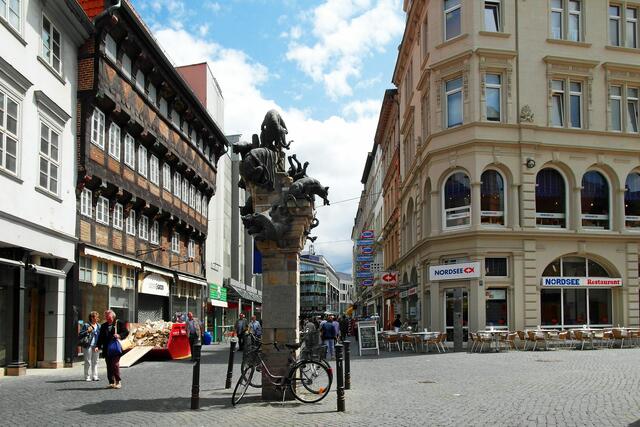 Die Stele "Katzenbalgen" von Siegfried Neuenhausen, im Hintergrund die Straße "Damm"