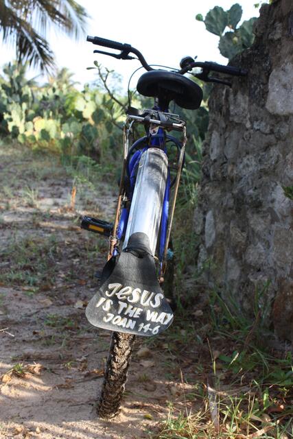 Bibelfester Radfahrer- gesehen in Bagamoyo/Tansania