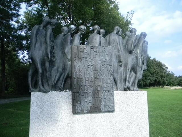 Denkmal das an furchtbare Geschehnisse unserer Geschichte erinnert.. `hier führte in den letzten Kriegstagen im April 1945 der Leidensweg der Häftlinge aus dem Konzentrationslager Dachau vorbei...`) Dasselbe Denkmal befindet sich in Fürstenfeldbruck.
