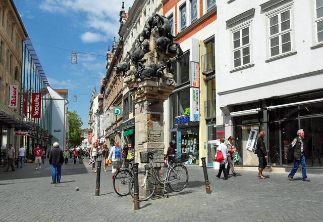 Die Stele "Katzenbalgen" von Siegfried Neuenhausen, im Hintergrund die Straße "Hutfiltern"