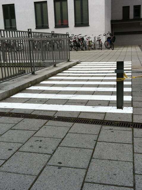 Über diesen kleinen Zebrastreifen kommt man von der City Galerie zur Volkshochschule. Als Durchgang in Richtung statt darf man ihn aber nicht benutzen.